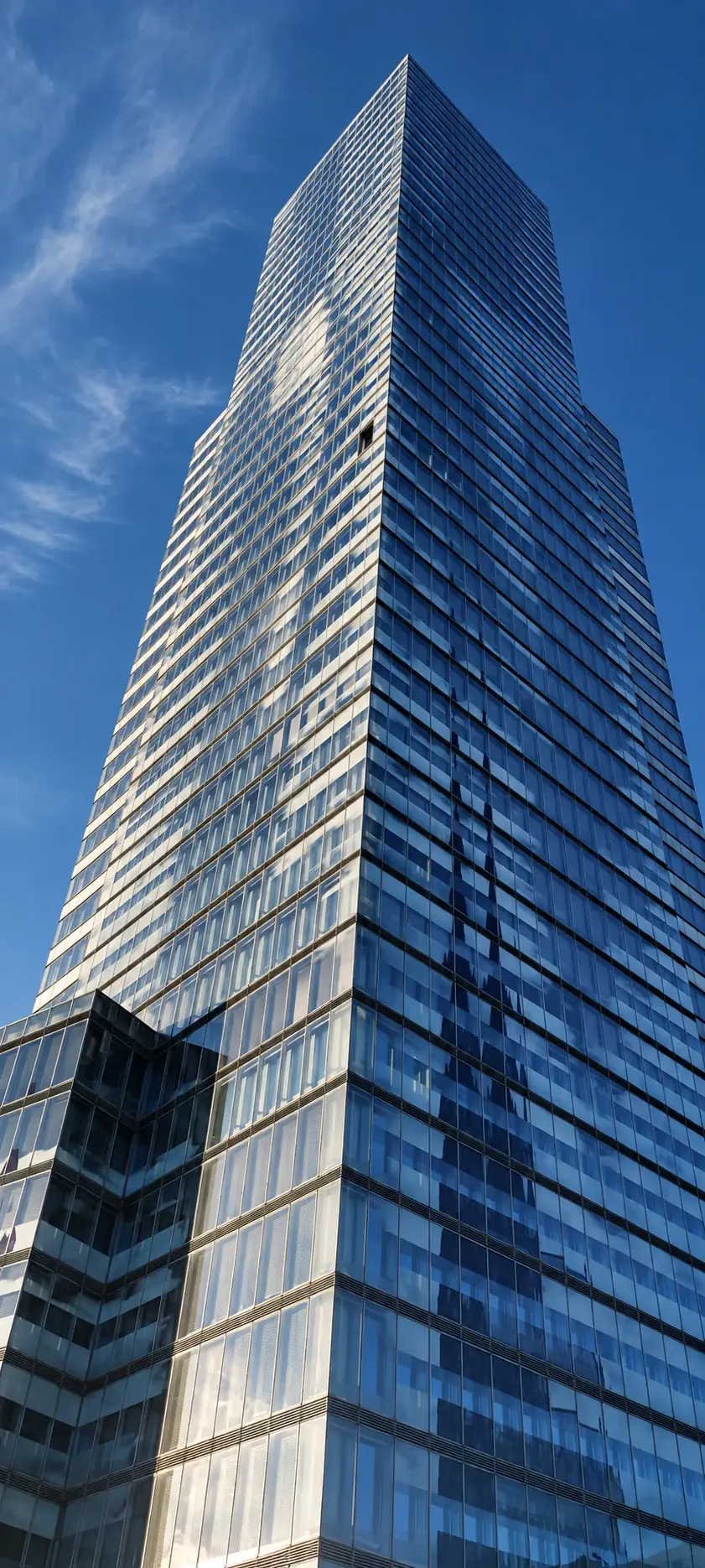 Glasfassade eines Hochhauses mit Spiegelung des Kölner Doms